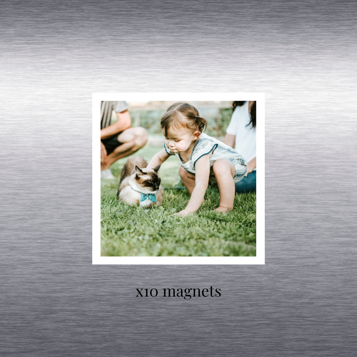 Présentation magnet carré personnalisé sur frigo, format MINI (lot de 10 magnets)