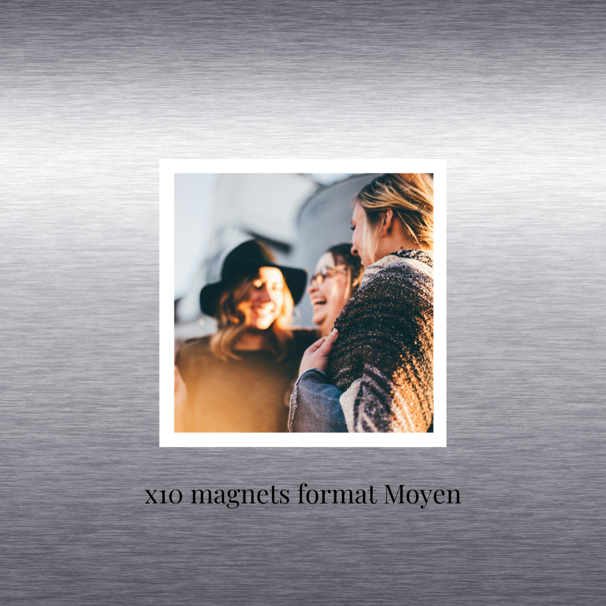 Présentation magnet carré personnalisé sur frigo, format MOYEN (lot de 10 magnets)