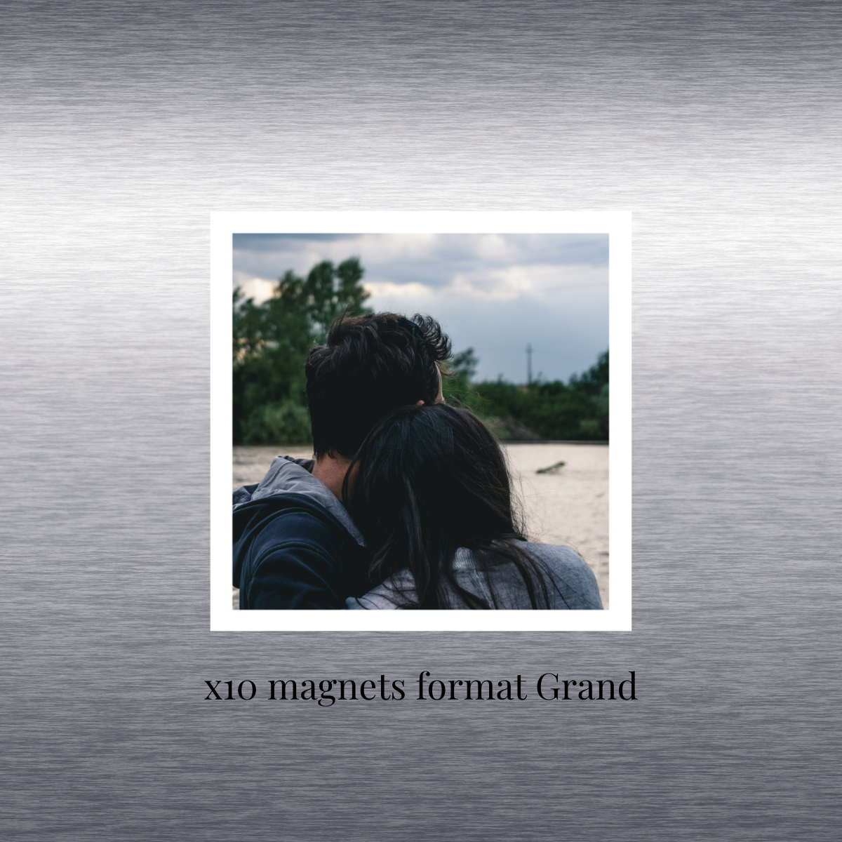 Présentation magnet carré personnalisé sur frigo, format GRAND (lot de 10 magnets)