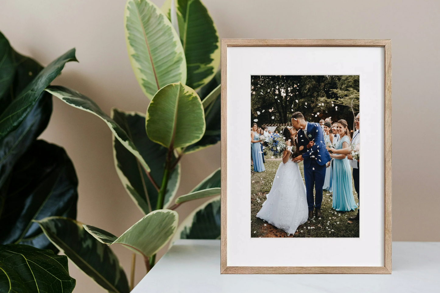 Cadre photo personnalisé Élégance en chêne avec passe-partout - Mise en scène déco