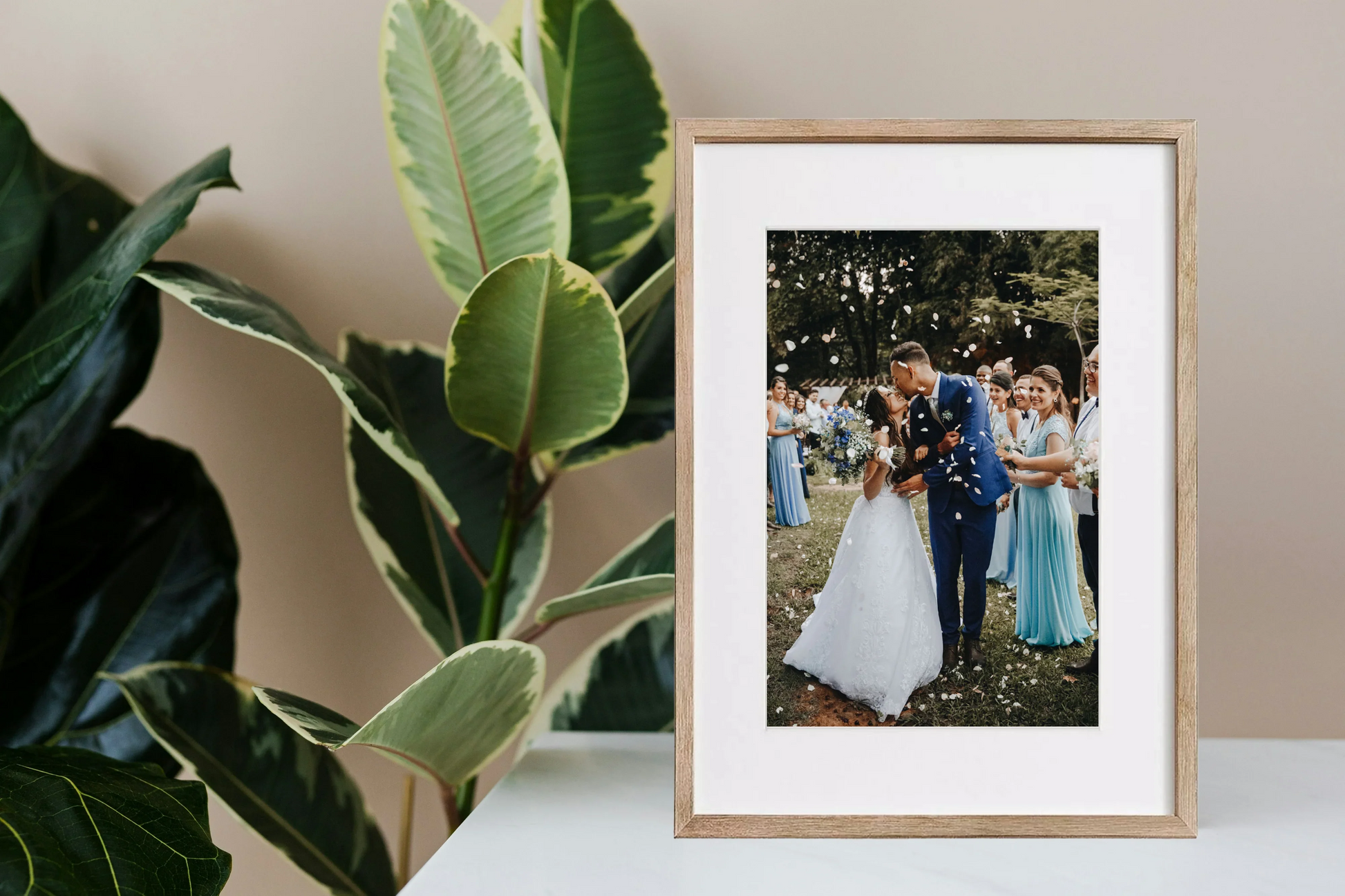 Cadre photo personnalisé Élégance en chêne avec passe-partout - Mise en scène déco