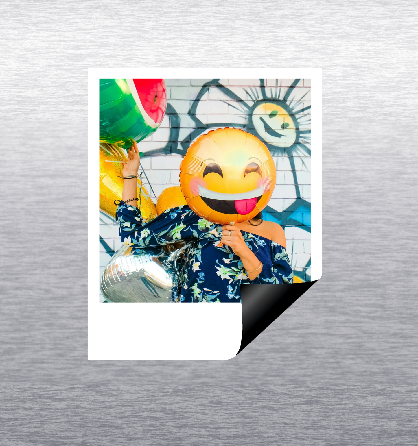 Détail magnet photo retro personnalisé sur un frigo