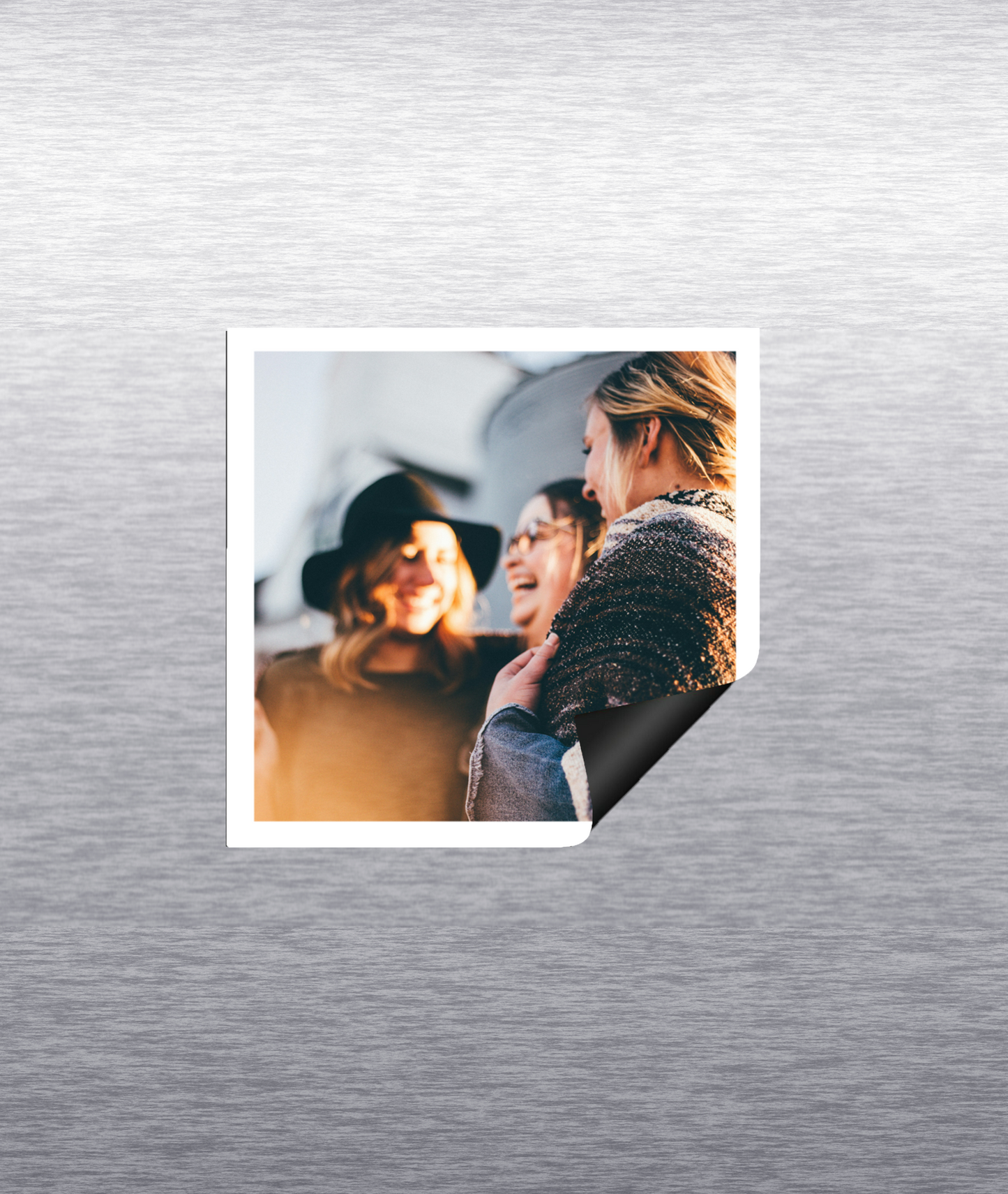 Présentation magnet carré personnalisé sur frigo, format MOYEN