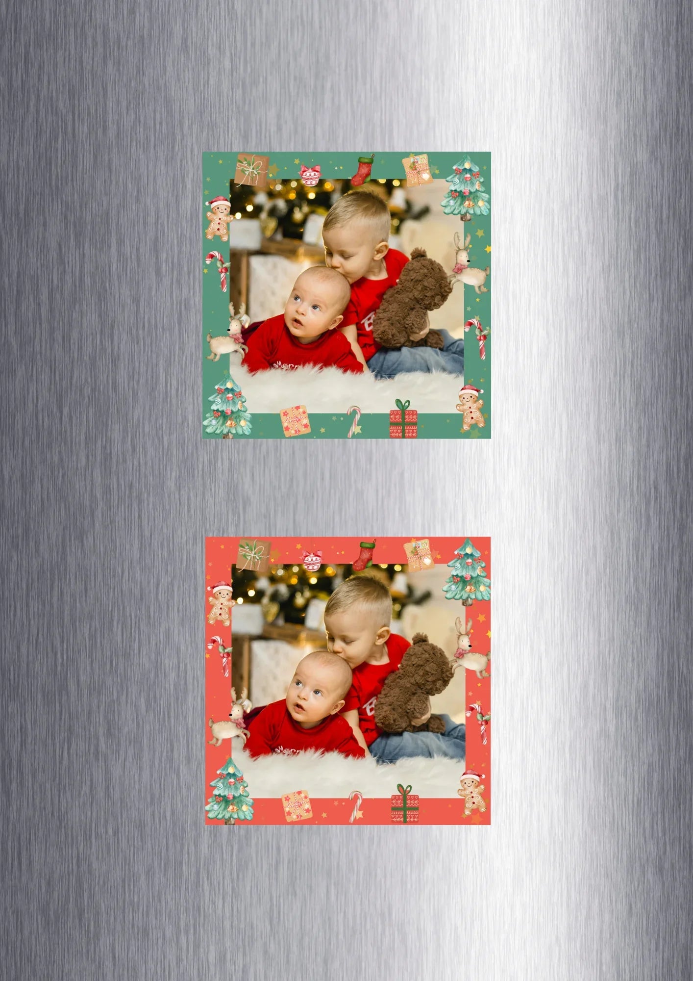 Magnet personnalisé de Noël carré avec photo, un fond vert, un fond rouge, présentés sur frigo