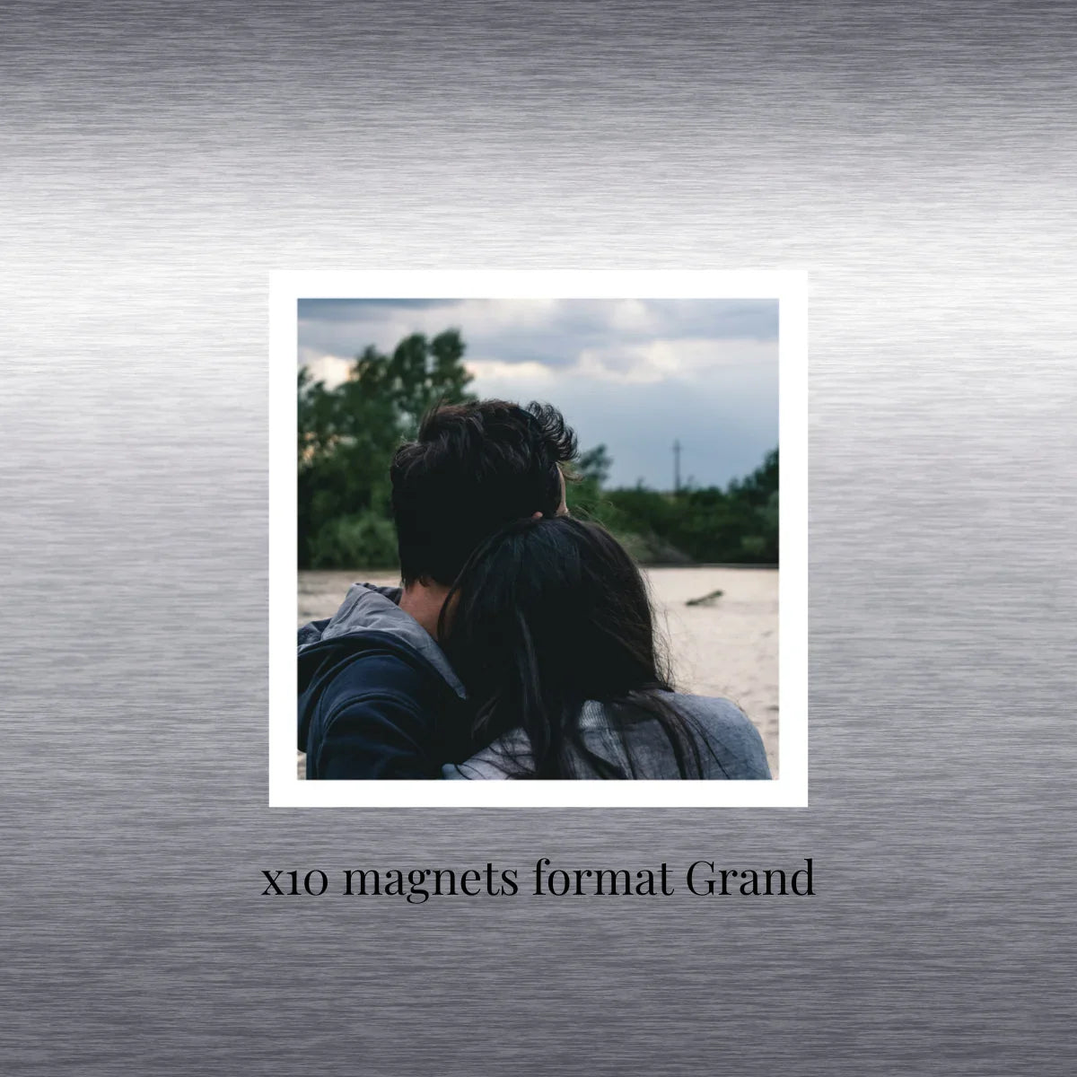 Présentation magnet carré personnalisé sur frigo, format GRAND (lot de 10 magnets)
