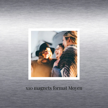 Présentation magnet carré personnalisé sur frigo, format MOYEN (lot de 10 magnets)
