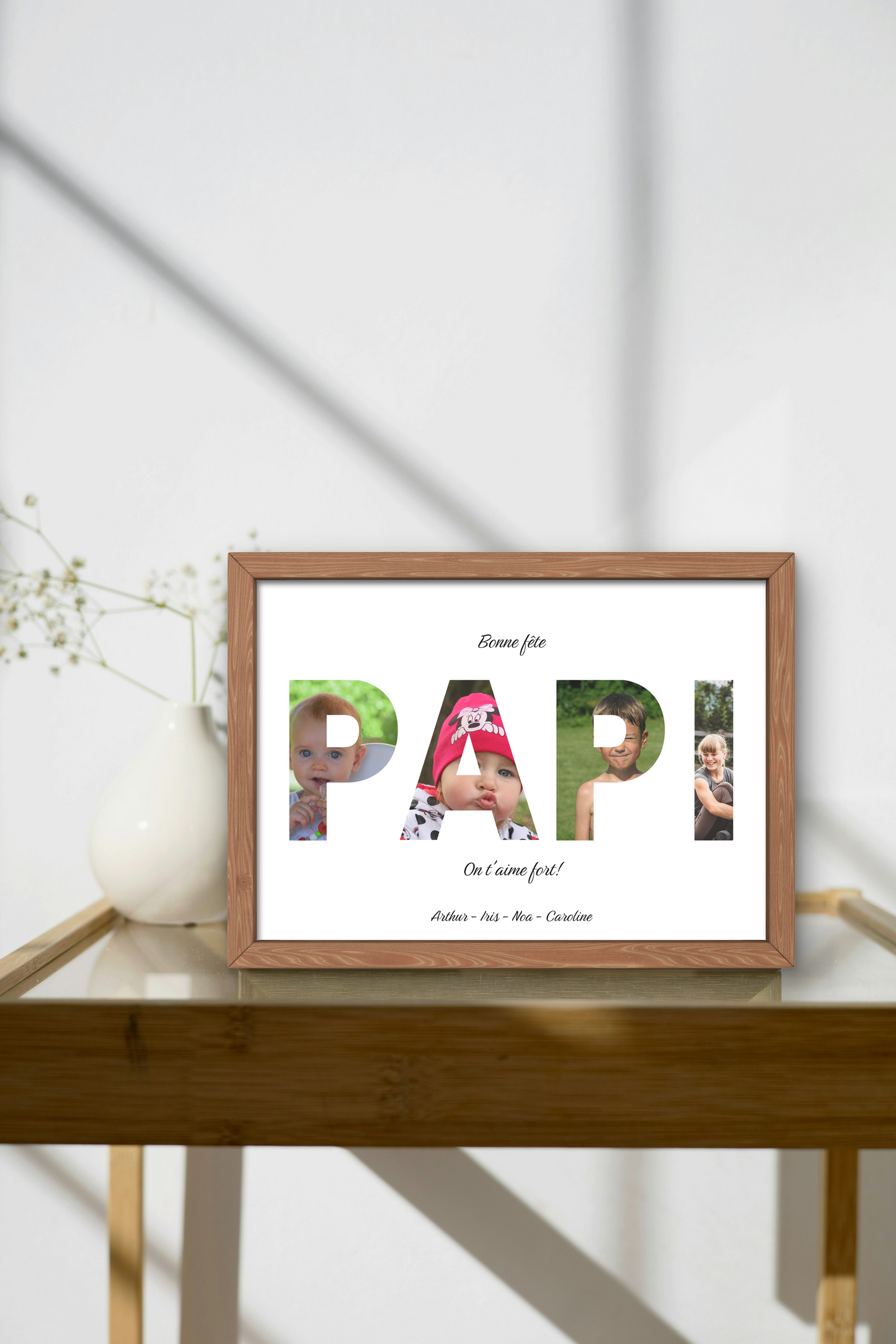 Affiche personnalisée "Bonne fête papi", chaque lettre du mot papi contient une photo, dans un cadre en chêne