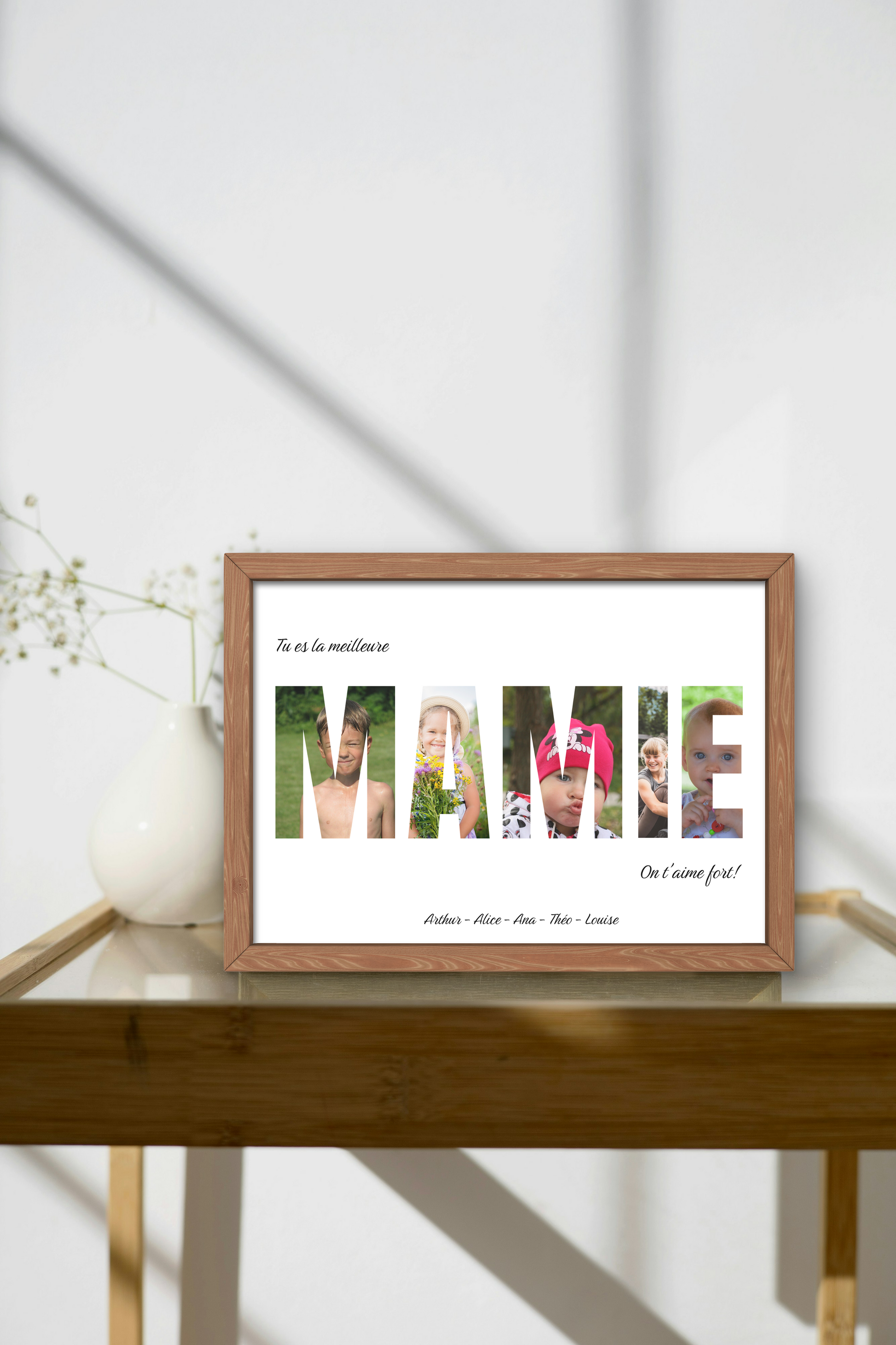Affiche personnalisée "Tu es la meilleure mamie", chaque lettre du mot mamie contient une photo, dans un cadre en chêne