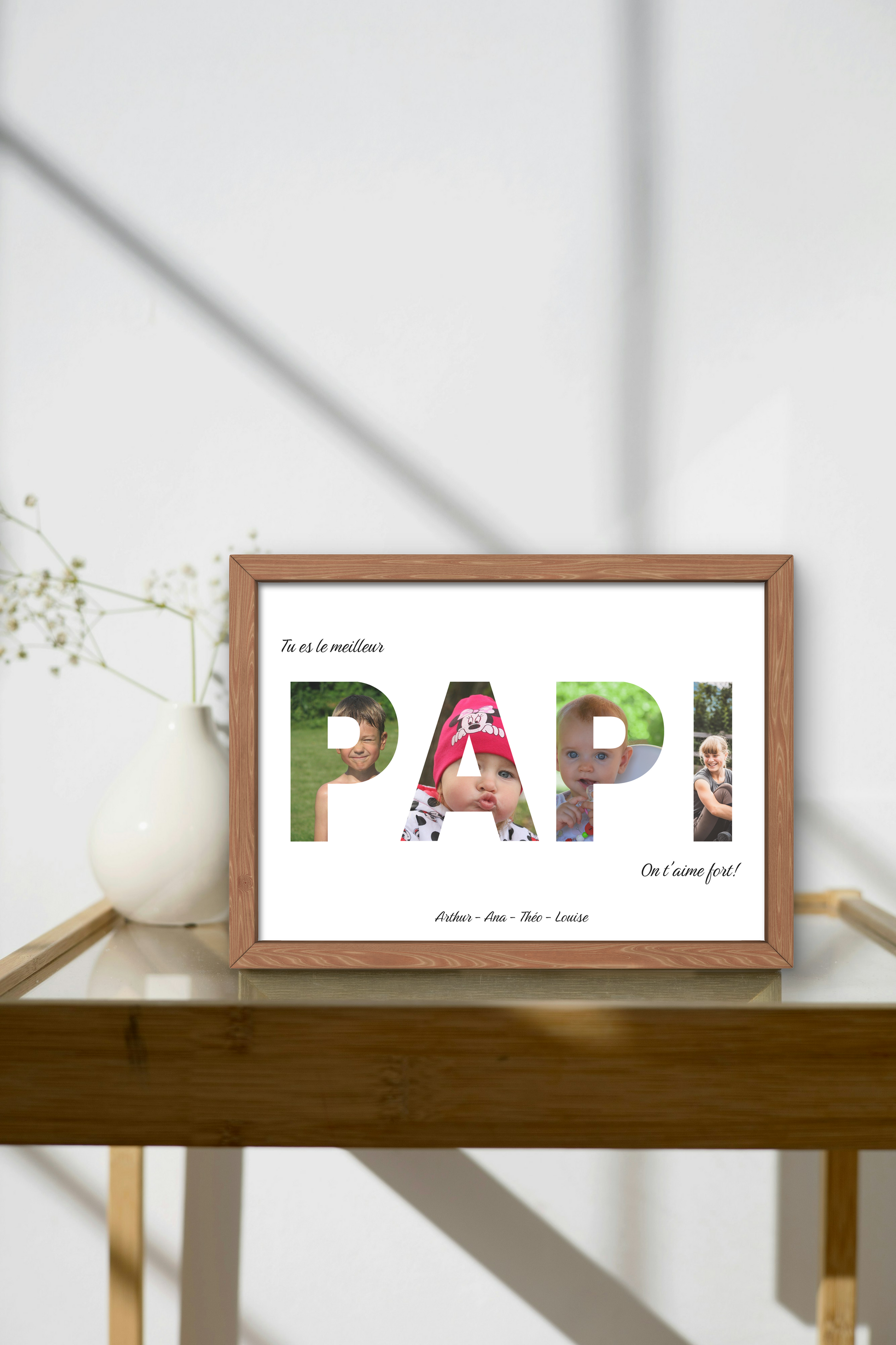 Affiche personnalisée "Tu es le meilleur papi", chaque lettre du mot papi contient une photo, dans un cadre en chêne