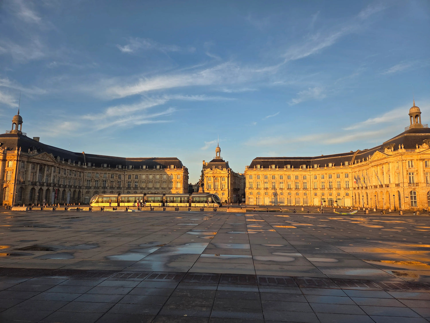Place de la Bourse à Bordeaux, temps ensoleillé